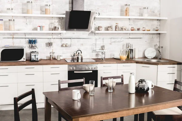 Interior Moderna Cozinha Branca Com Mesa Pronta Para Café Manhã — Fotografia de Stock