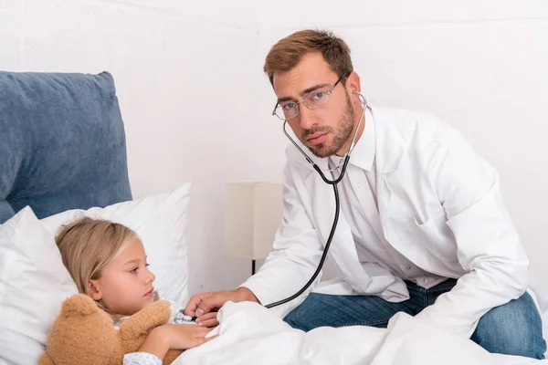 Pediatra Confiado Litening Aliento Los Niños Con Estetoscopio Mirando Cámara — Foto de Stock