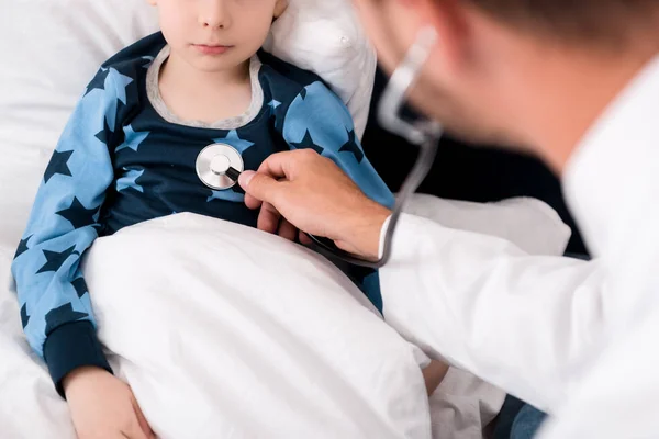 Tiro Recortado Pediatra Litening Respiração Crianças Com Estetoscópio Enquanto Ele — Fotografia de Stock
