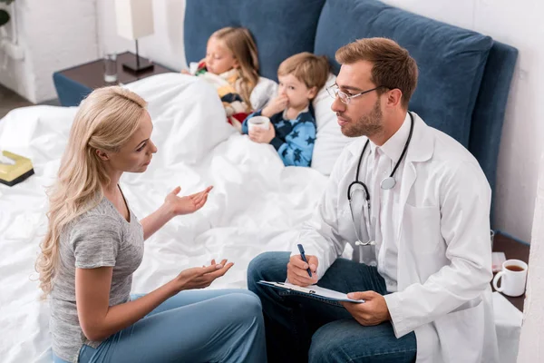 Gyermekorvos Anyja Beszél Miközben Beteg Gyerekek Feküdt Ágyban Háttérben Magas — Stock Fotó