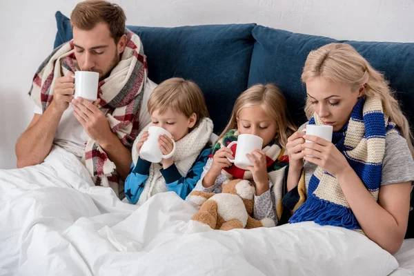 Doente Jovem Família Bebendo Bebidas Aquecimento Enquanto Sentado Cama — Fotografia de Stock