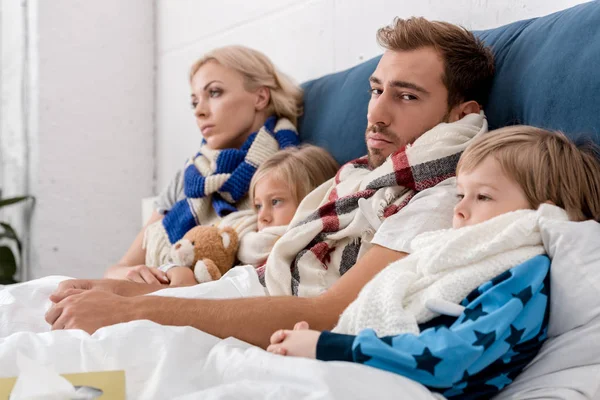 Malade Jeune Famille Écharpes Couché Dans Lit Ensemble — Photo