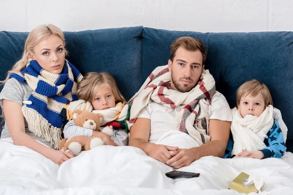スカーフ ベッドで横になってカメラ目線で若い家族の病気 — ストック写真