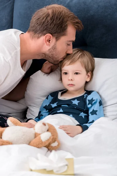 Padre Controlla Temperatura Dei Figli Con Labbra Mentre Giace Letto — Foto Stock