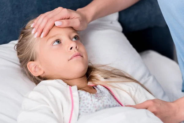 Plan Recadré Mère Vérifiant Température Des Filles Avec Main — Photo