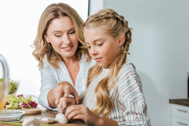 küçük kızı yemek yapmayı öğretim güzel yetişkin anne