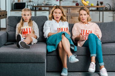 Annem ve büyükannem kova patlamış mısır ile kanepe evde film izlerken şok çocukla