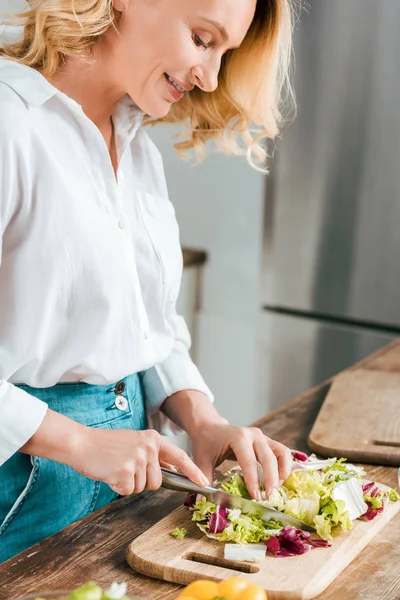 Close Shot Happy Adult Woman Cutting Lettuce Salad Kitchen — Stock Photo, Image