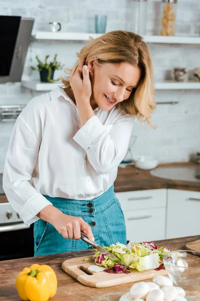 Happy Adult Woman Cutting Lettuce Salad Kitchen — Stock Photo, Image