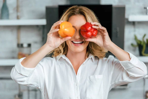 Retrato Cerca Mujer Adulta Divertida Cubriendo Los Ojos Con Pimientos — Foto de Stock