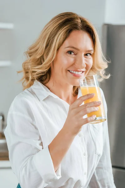 Close Portret Van Prachtige Volwassen Vrouw Drinken Sinaasappelsap Camera Kijken — Stockfoto