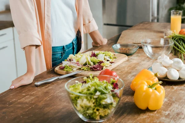 Tiro Cortado Mulher Perto Mesa Com Legumes Para Salada Cozinha — Fotografia de Stock