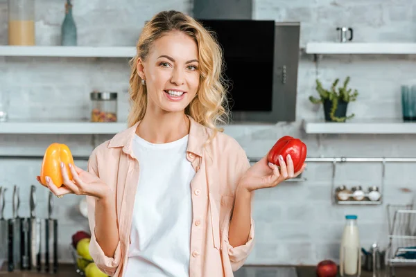 Happy Young Woman Ripe Bell Peppers Looking Camera Kitchen — Free Stock Photo