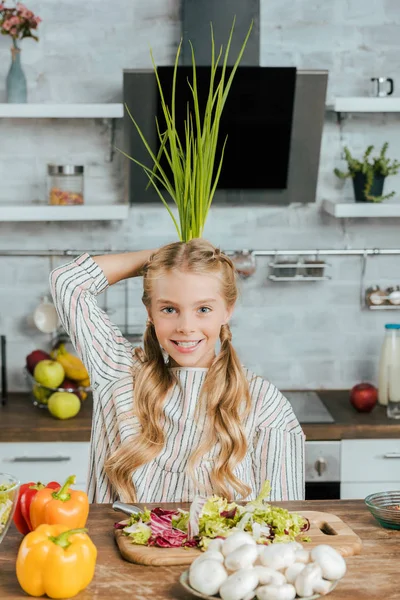 Heureux Petit Enfant Tenant Tas Poireaux Derrière Tête Tout Faisant — Photo