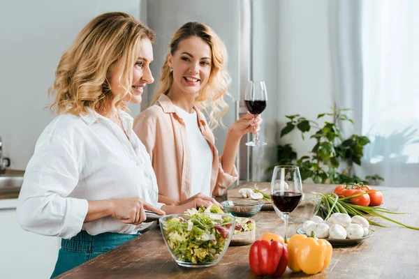 Mutlu Olgun Anne Yetişkin Kızı Mutfak Birlikte Salata Çatalı — Stok fotoğraf