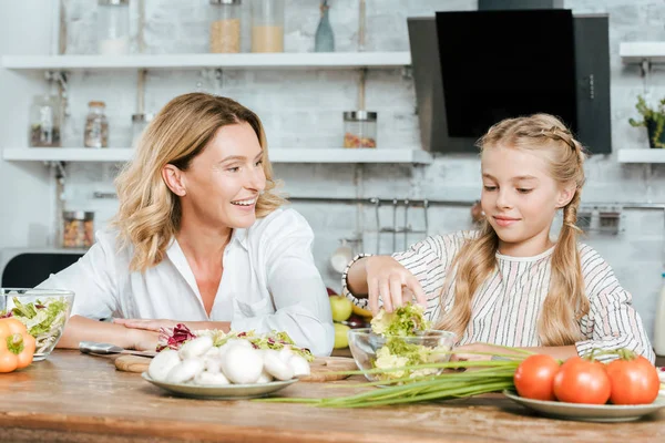 Beautiful Adult Mother Little Daughter Cooking Together Home — Free Stock Photo