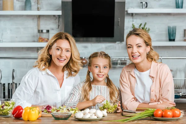 Barn Skära Grönsaker Till Sallad Med Mor Och Mormor Hemma — Stockfoto