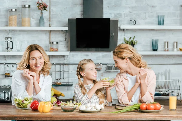 Glada Lilla Barnet Förbereder Sallad Med Mor Och Mormor Kök — Stockfoto