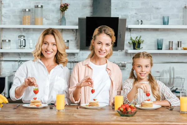 Happy Little Child Mother Grandmother Pancakes Strawberries Breakfast Home Looking — Free Stock Photo