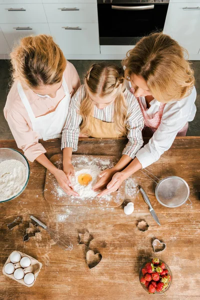 어머니와 집에서 밀가루와 계란으로 반죽을 만드는 할머니의 — 스톡 사진