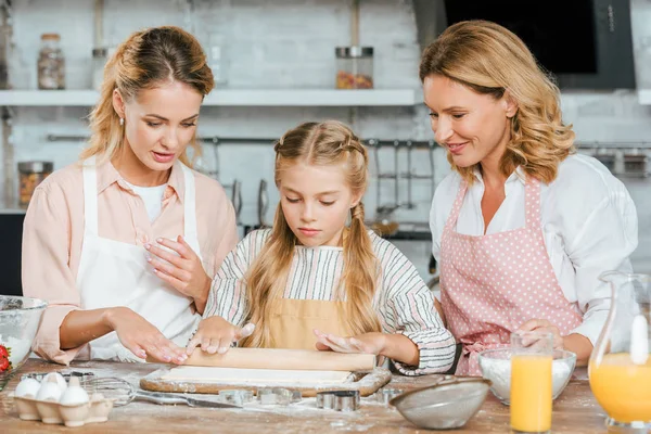 Klein Kind Leren Maken Deeg Met Moeder Grootmoeder Thuis — Stockfoto