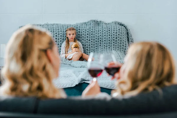 Sad Lonely Child Sitting Bed Toy While Her Mother Clinking — Stock Photo, Image