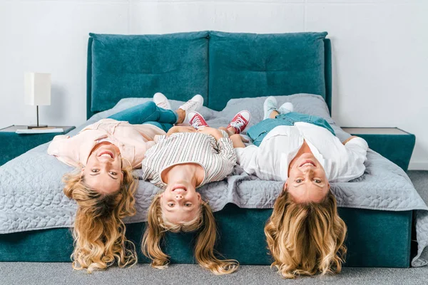 Sorridente Tre Generazioni Donne Sdraiate Sul Letto Guardando Macchina Fotografica — Foto stock gratuita