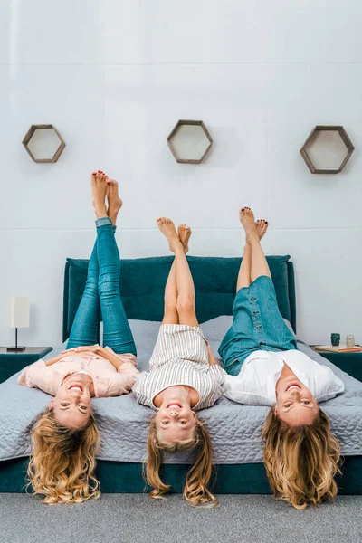 Gelukkig Drie Generaties Vrouwen Liggend Bed Camera Kijken — Stockfoto