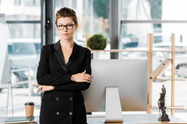 çapraz kolları ile ayakta ve kamera Office bakarak çekici işkadını portresi