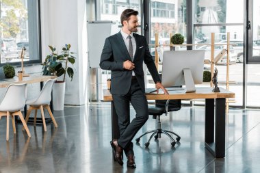 office tablosunda yakın duran ve uzak seyir yakışıklı işadamı