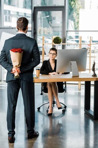 Back View Businessman Hiding Bouquet Roses Back Surprise Businesswoman Office — Stock Photo, Image