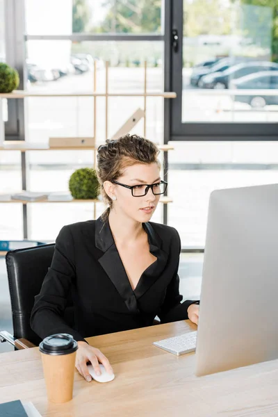 Attraktive Geschäftsfrau Mit Brille Arbeitet Mit Computer Tisch Büro — Stockfoto
