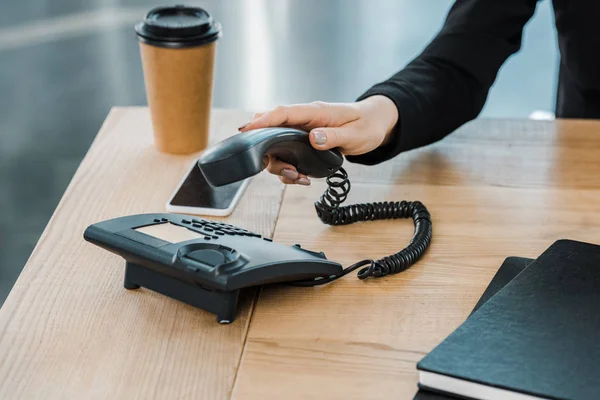 Imagen Recortada Mujer Negocios Tomando Teléfono Fijo Oficina — Foto de Stock