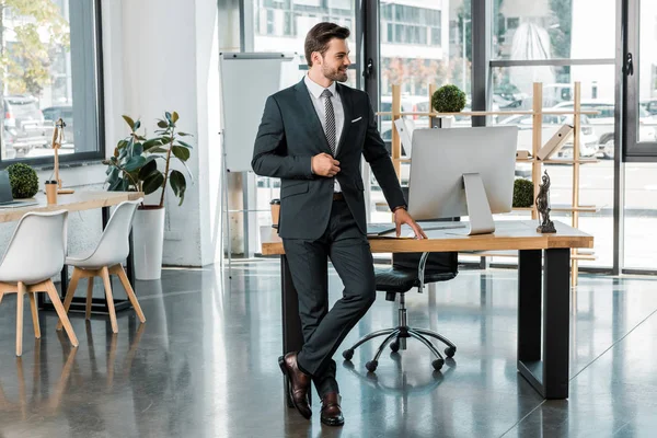 Hombre Negocios Guapo Pie Cerca Mesa Oficina Mirando Hacia Otro —  Fotos de Stock