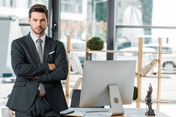 Stilig Affärsman Står Med Korsade Armar Nära Tabell Office — Stockfoto