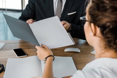 Kısmi çalışma İşyerinde ofiste tartışırken belgeleri ile iş adamı ve iş ortağı görünümünü