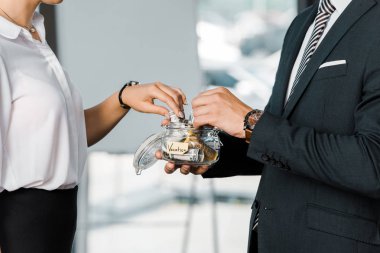 iş arkadaşları para tatil yazı Office cam kavanoza koyarak kırpılmış atış