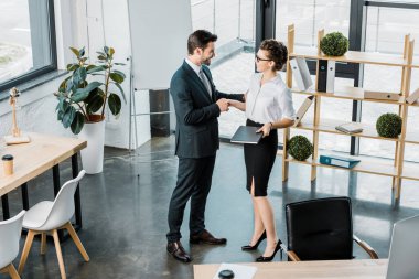tokalaşırken ofiste iş arkadaşları yüksek açılı görünüş