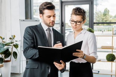 Office belgeleri imzalama iş arkadaşları portresi