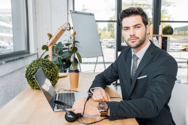 çağrı merkezi operatörü işyeri dizüstü bilgisayar ve ofis içinde kulaklık portresi