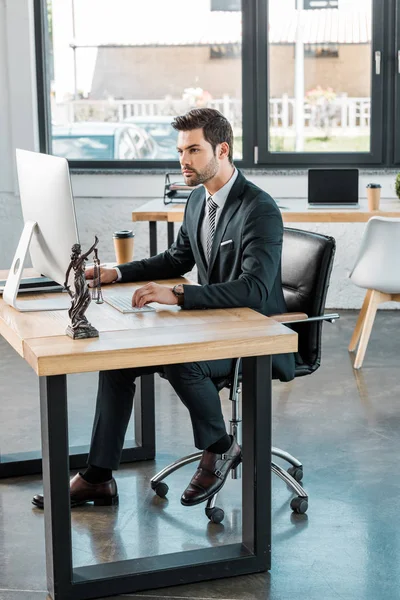 Guapo Abogado Trabajando Con Computadora Mesa Oficina — Foto de stock gratis