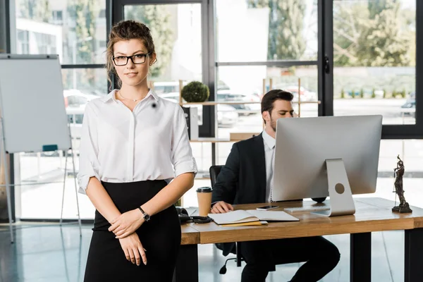 Atractiva Mujer Negocios Camisa Falda Mirando Cámara Oficina —  Fotos de Stock