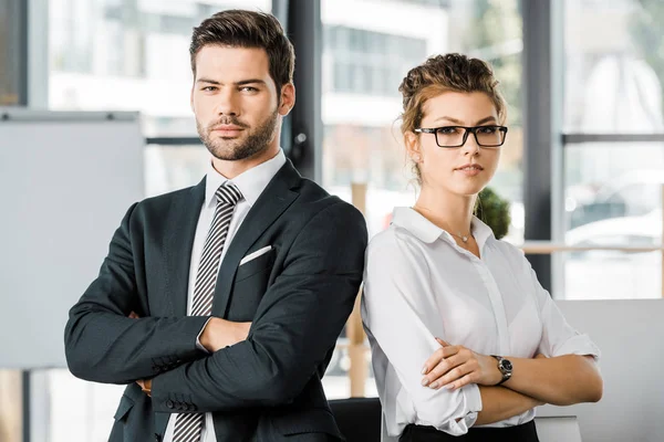 Portret Van Vertrouwen Zakenmensen Formele Slijtage Met Armen Gekruist Kantoor — Stockfoto