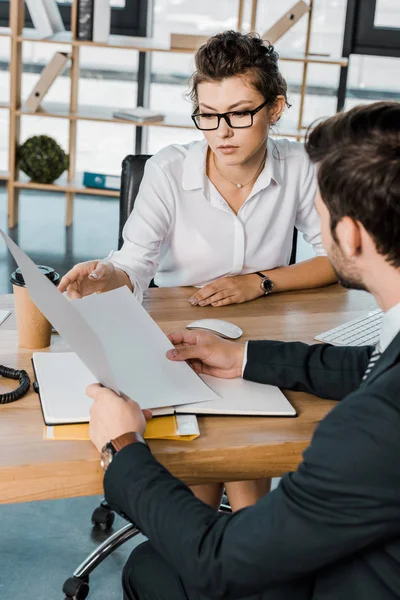 Businesswoman Business Partner Papers Discussing Work Workplace Office — Stock Photo, Image