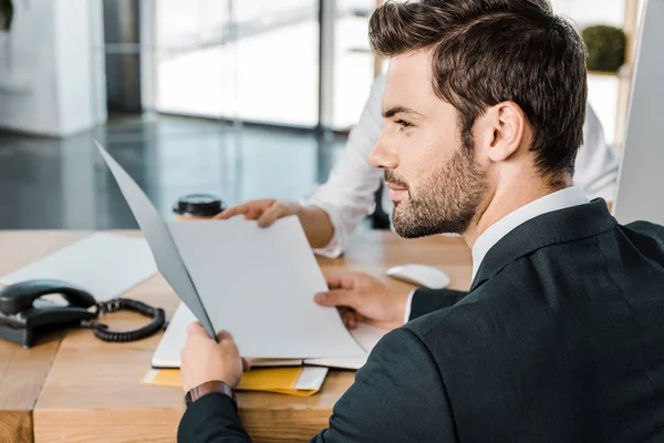 Visión Parcial Mujer Negocios Socio Negocios Con Documentos Que Discuten —  Fotos de Stock