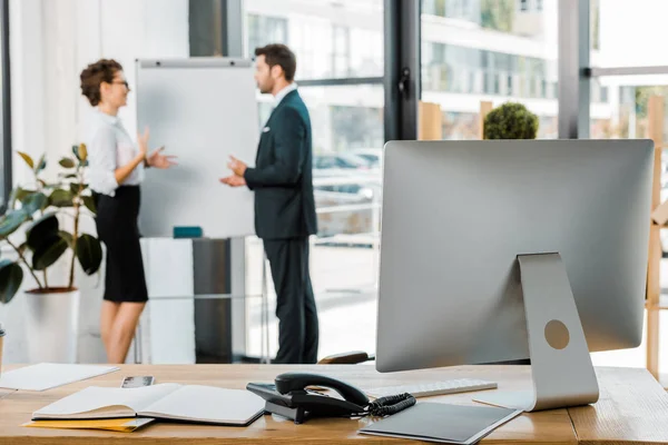 Selectieve Aandacht Van Collega Bespreken Werk Tijdens Lege Wit Bord — Stockfoto