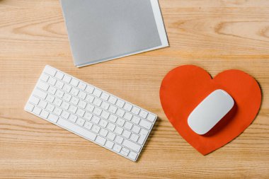düz lay turuncu mat, klavye ve klasör üzerinde ahşap masa üstü bilgisayar fare ile