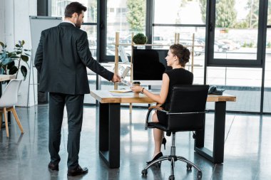 arkadan görünüşü işadamı işkadını İşyeri Ofis çağrı bana not verilmesi
