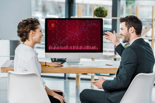 Mosolygó Munkatárs Beszélgetést Munkahelyen Számítógép Képernyőjén Hivatalban — Stock Fotó