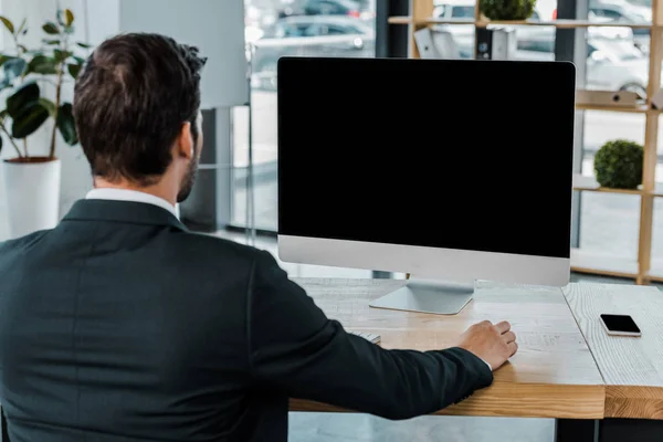 オフィスのブランク画面にコンピューター画面で職場で実業家の背面図 — ストック写真
